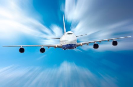 Самолет в голубом небе