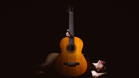 Гитарист на черном фоне