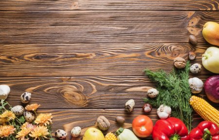 Еда на деревянном столе