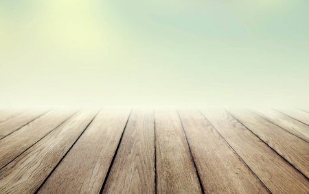 Стол на переднем плане