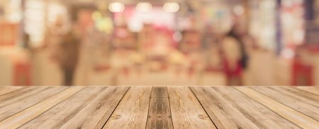 Деревянный стол на переднем плане