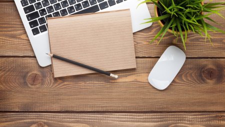 Ноутбук на столе вид сверху