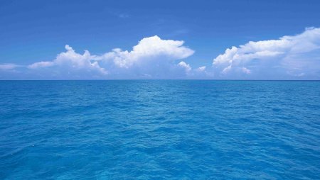 Голубое море