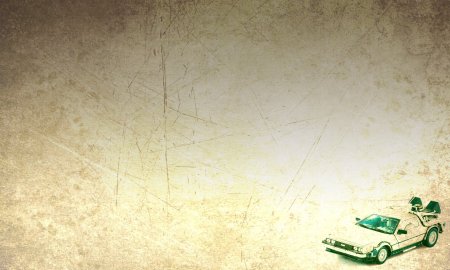 Поправляет галстук