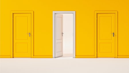 Желтая межкомнатная дверь