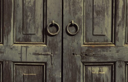 Деревянная дверь