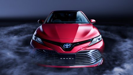 Toyota Camry 70 красная