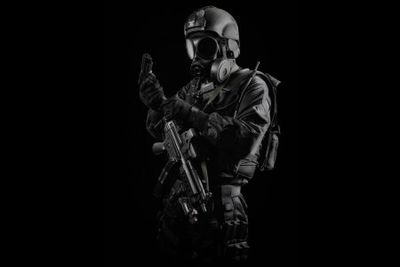 Спецназовец на черном фоне