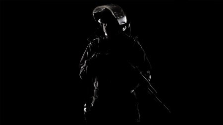 Спецназовец на черном фоне