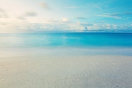 Светло голубое море