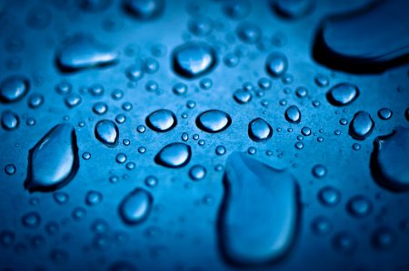 Голубые капли воды