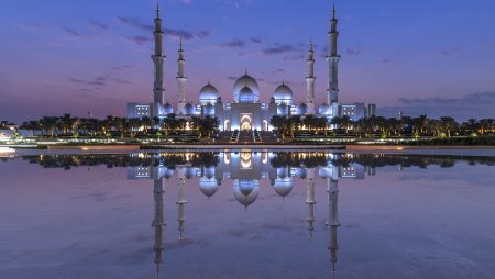 Мечеть шейха Зайда Абу-Даби вечером