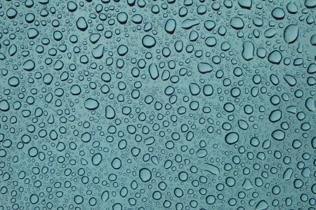 Капли воды на стекле