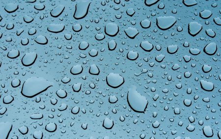 Капли воды на поверхности