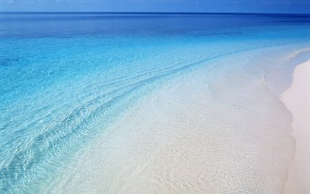 Голубое море