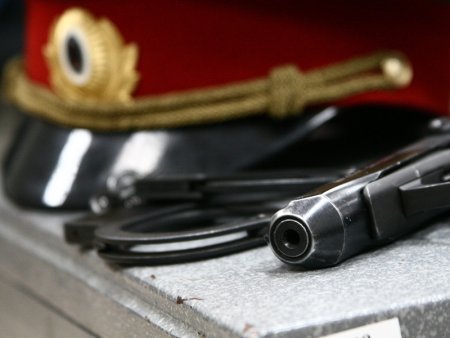 Фуражка и пистолет