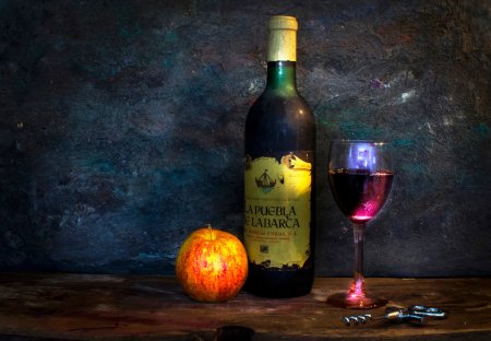 Натюрморт с бутылкой вина