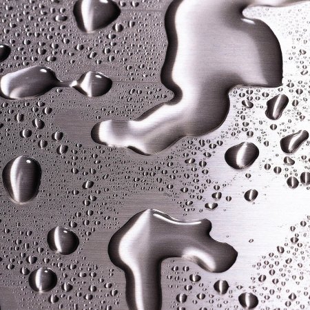 Капли воды на поверхности