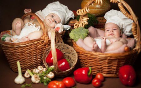 Малыш в корзинке
