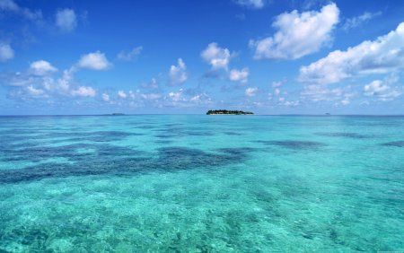 Голубое море