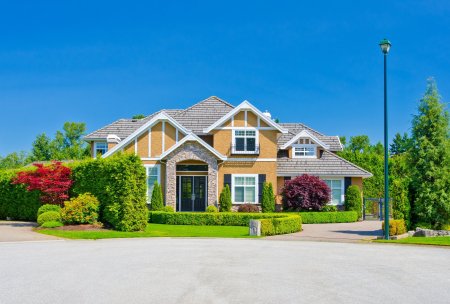 Коттедж с лужайкой