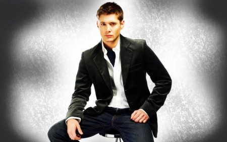 Дженсен Эклз в белой рубашке