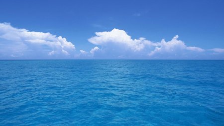 Голубое море