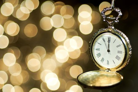 Часы на красивом фоне