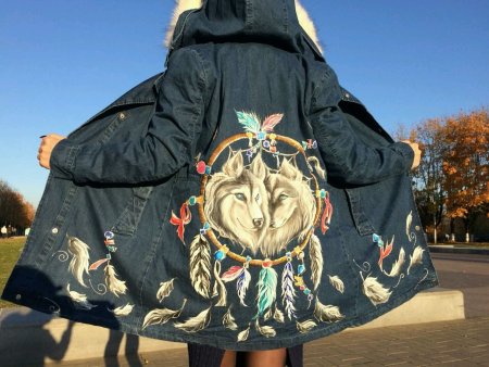 Пуховик с принтом на спине