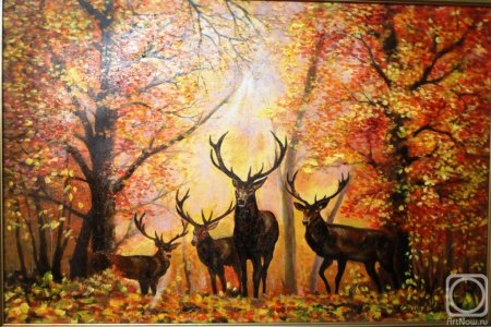 Олень в осеннем лесу