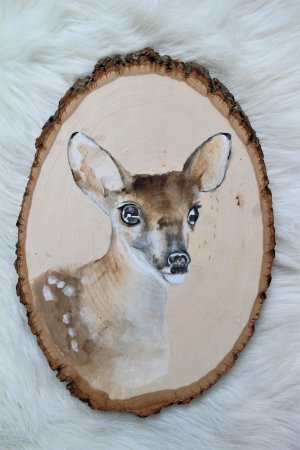 Олень на спиле дерева