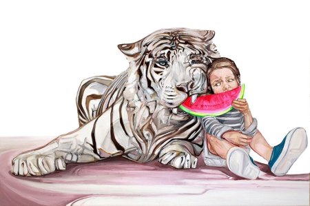 Девушка обнимает тигра