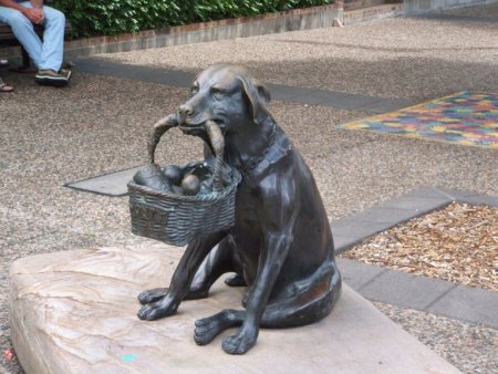 Памятник лабрадору Монти