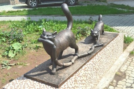 Абакан памятник котам ворующим сосиски