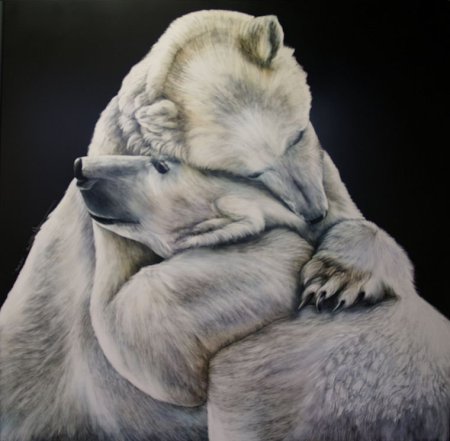 Медвежонок обнимает