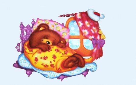 Медвежонок спит в кроватке