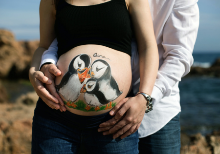 Беременная с рисунком на животе