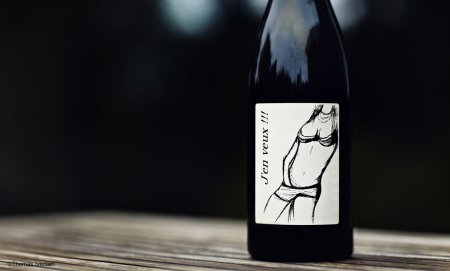 Вино с собакой на этикетке