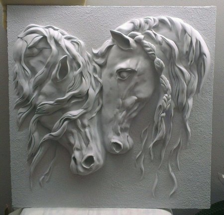 Скульптура горельеф лошади