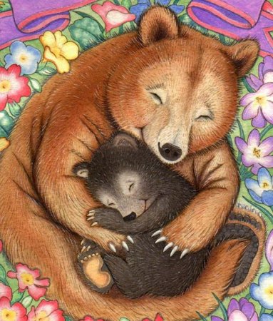 Медвежонок обнимает маму