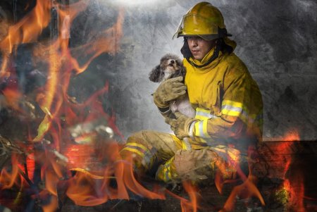 Пожарные спасают людей из огня