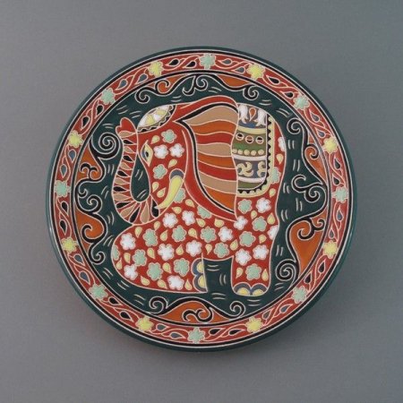 Антропоморфный орнамент на тарелке