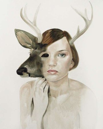 Девушка с рогами оленя
