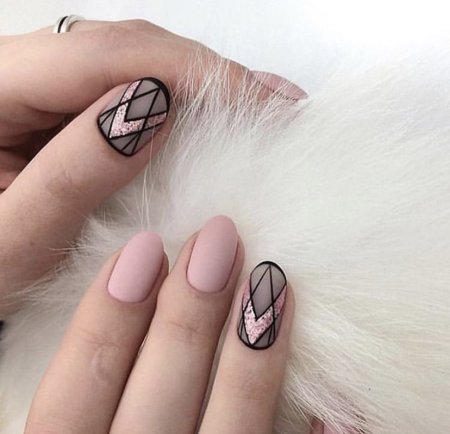 Геометрия на белых ногтях