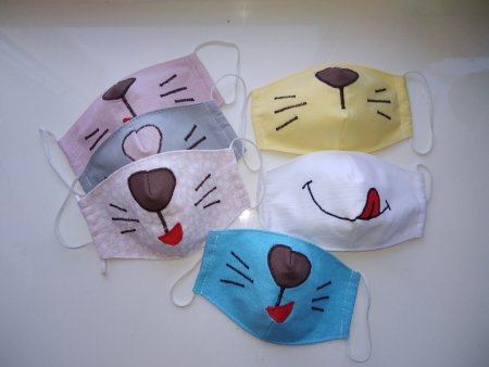 Собака в медицинской маске