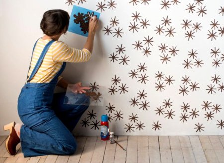 Крашеные стены с трафаретом