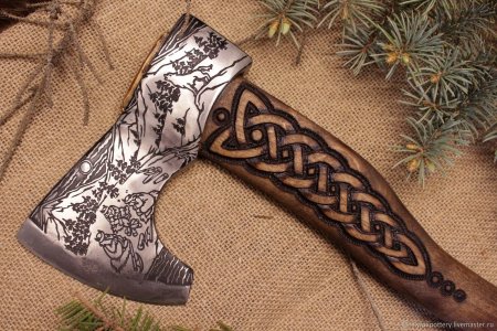 Резной топор