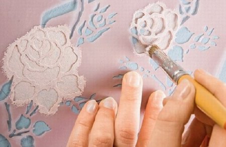 Набивка трафарета на стену