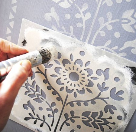 Нанесение трафарета на стену