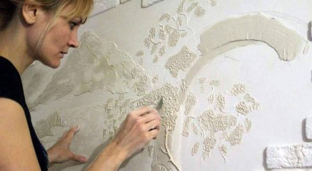 Трафаретная роспись на штукатурке